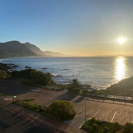 The Sun, Whales & Waves - Seafront Apartment Hermanus Exteriör bild