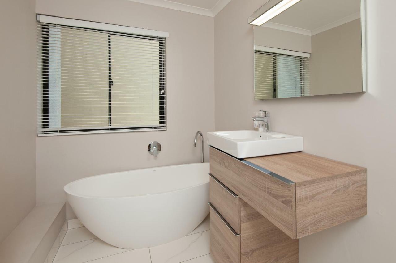 The Sun, Whales & Waves - Seafront Apartment Hermanus Exteriör bild