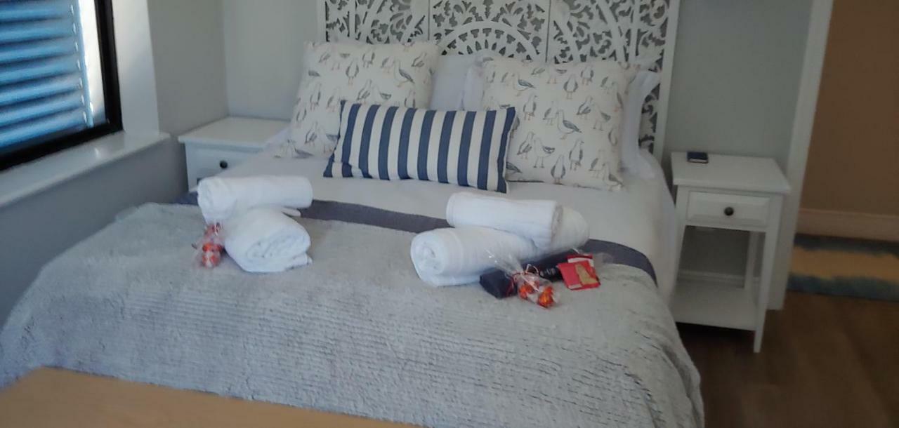 The Sun, Whales & Waves - Seafront Apartment Hermanus Exteriör bild