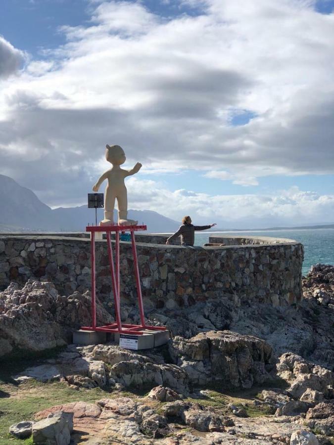 The Sun, Whales & Waves - Seafront Apartment Hermanus Exteriör bild
